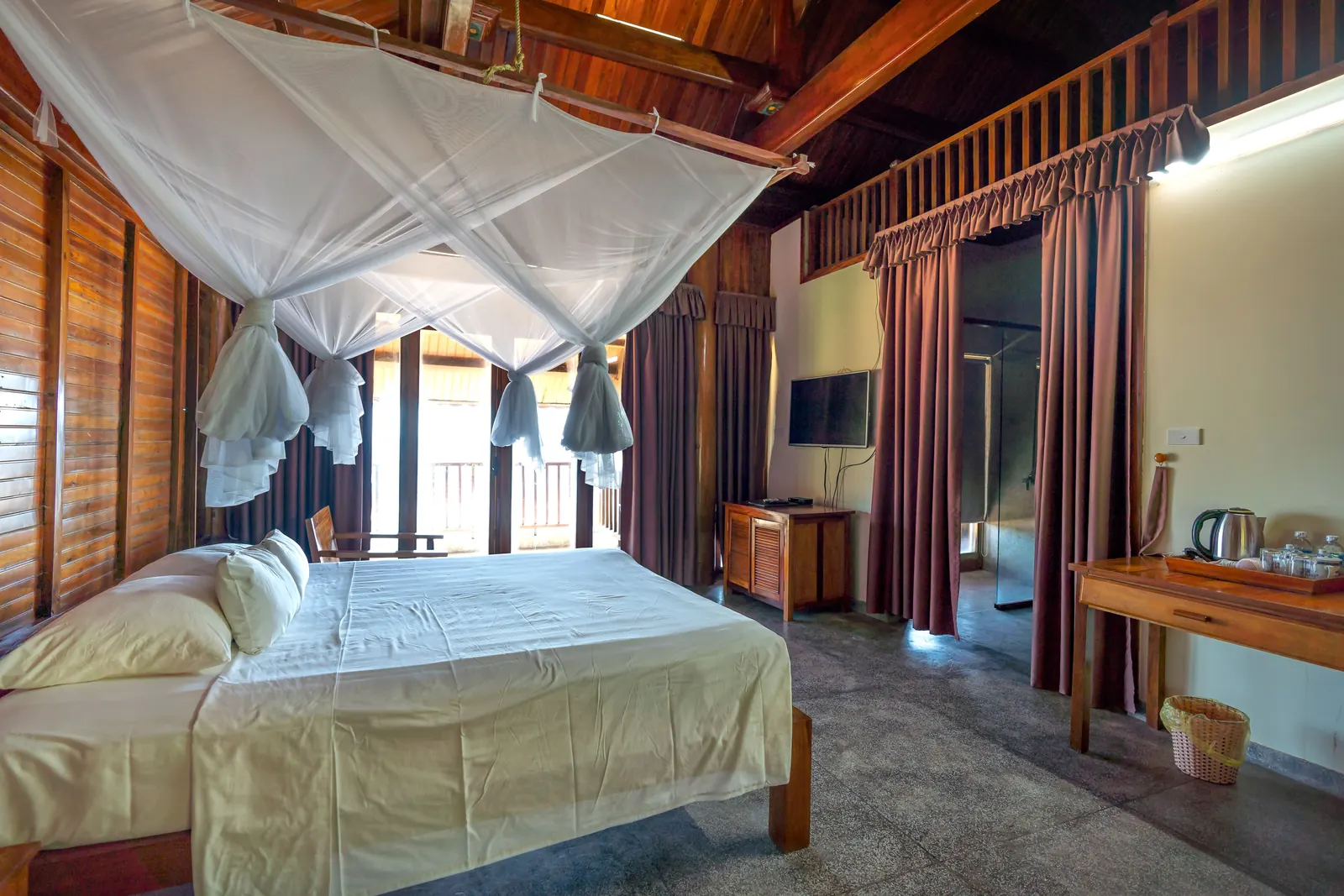 Chambre tropicale en bois avec lit à baldaquin